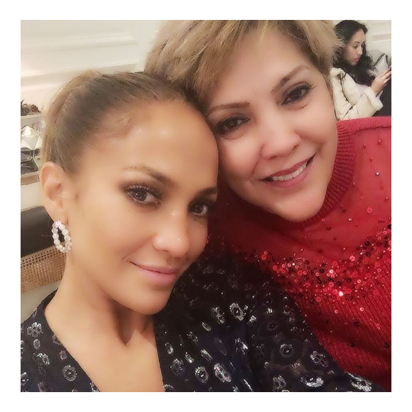 Jennifer Lopez avec sa maman Guadaloupe, le jour de Noël. Photo postée sur Instagram, le 25 décembre 2015.