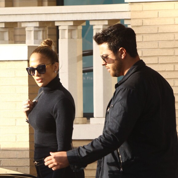 Exclusif - Jennifer Lopez se promène dans les rues de Beverly Hills, le 13 décembre 2015