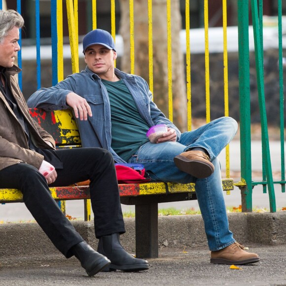 Jennifer Lopez sur le tournage du film 'Shades of Blue' à Sunset Park à New York. Ray Liotta et Casper Smart tournent une scène ensemble sur une aire de jeux pour enfants. Le 2 novembre 2015