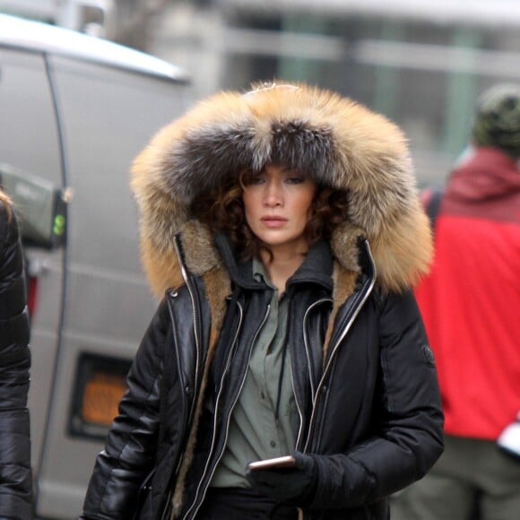 Jennifer Lopez tourne une scène d'échange de tirs pour la série "Shade of Blue" à New York le 27 octobre 2015. © CPA/Bestimage