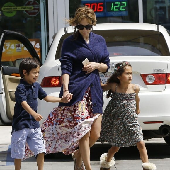 Jennifer Lopez, accompagnée de ses enfants Max et Emme, et son compagnon Casper Smart se sont arrêtés dans une station service pour faire le plein d'essence. Il semblerait que le couple parte en week-end pascal, à en croire les deux jet-skis embarqués derrière leur voiture. Pas si célibataire que ça la chanteuse !! Los Angeles, le 4 avril 2015