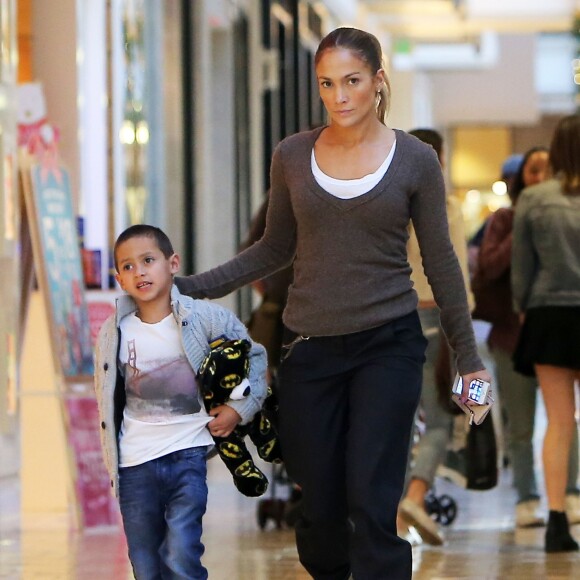 Semi-Exclusif - Jennifer Lopez emmène ses enfants Max et Emme au centre commercial à Los Angeles, le 16 novembre 2014.