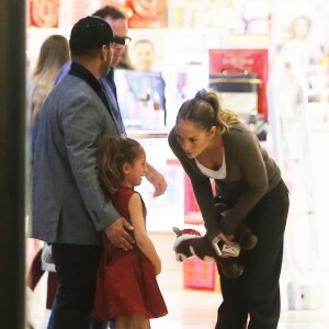 Semi-Exclusif - Jennifer Lopez emmène ses enfants Max et Emme au centre commercial à Los Angeles, le 16 novembre 2014.