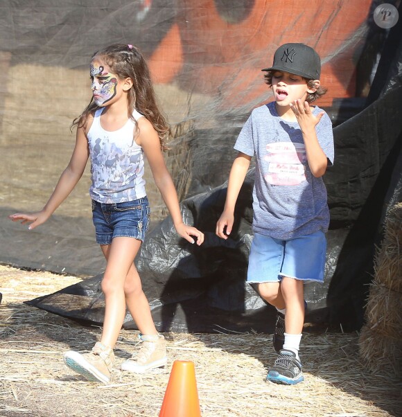 Jennifer Lopez emmène ses enfants Max et Emme au Mr. Bones Pumpkin Patch à West Hollywood, le 11 octobre 2014.