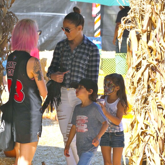 Jennifer Lopez (pantalon Frame Denim, chaussures Guiseppe Zanotti, lunettes Dita modèle Condor, sac Chanel, bracelet Hermès modèle collier de chien) emmène ses enfants Max et Emme au Mr. Bones Pumpkin Patch à West Hollywood, le 11 octobre 2014