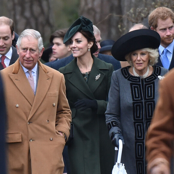 Le prince William, le prince Charles, Kate Middleton, Camilla Parker-Bowles et le prince Harry à Sandringham le 25 dcembre 2015 pour la messe de Noël.