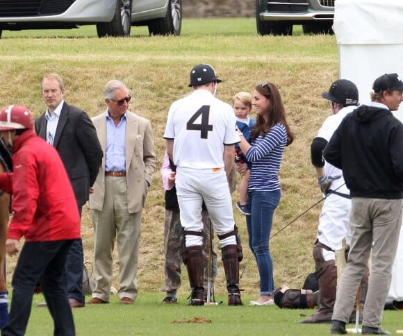 Le prince Charles, le prince William, Kate Middleton et leur fils le prince George de Cambridge au Beaufort Polo Club de Tetbury le 14 juin 2015.
