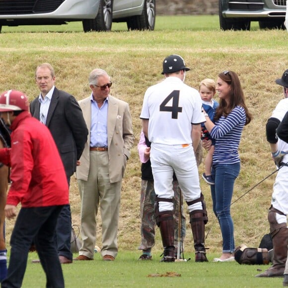 Le prince Charles, le prince William, Kate Middleton et leur fils le prince George de Cambridge au Beaufort Polo Club de Tetbury le 14 juin 2015.