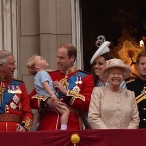 Le prince Charles avec ses fils le prince William et le prince Harry, sa femme la duchesse Camilla, sa belle-fille la duchesse Catherine et son petit-fils le prince George au balcon de Buckingham lors de la parade Trooping the Colour à Londres le 13 juin 2015