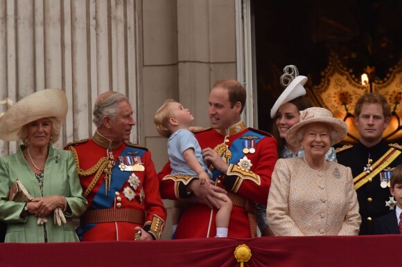 Le prince Charles avec ses fils le prince William et le prince Harry, sa femme la duchesse Camilla, sa belle-fille la duchesse Catherine et son petit-fils le prince George au balcon de Buckingham lors de la parade Trooping the Colour à Londres le 13 juin 2015