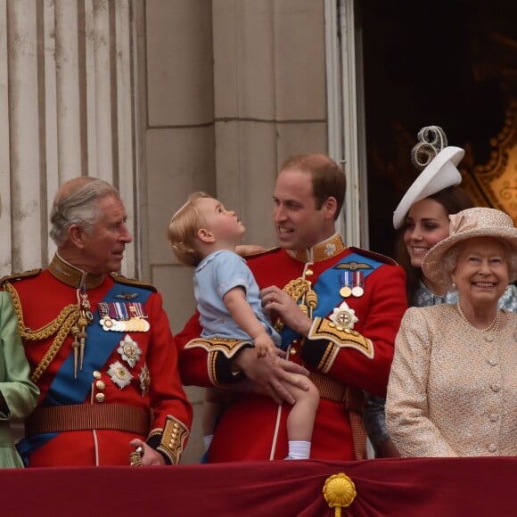 Le prince Charles avec ses fils le prince William et le prince Harry, sa femme la duchesse Camilla, sa belle-fille la duchesse Catherine et son petit-fils le prince George au balcon de Buckingham lors de la parade Trooping the Colour à Londres le 13 juin 2015