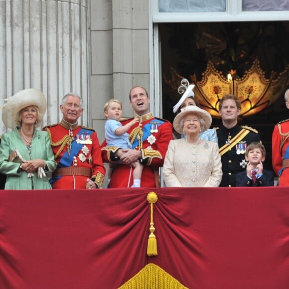 Le prince Charles avec ses fils le prince William et le prince Harry, sa femme la duchesse Camilla, sa belle-fille la duchesse Catherine et son petit-fils le prince George au balcon de Buckingham lors de la parade Trooping the Colour à Londres le 13 juin 2015