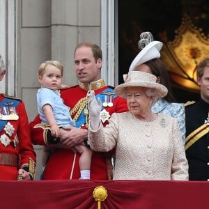 Le prince Charles avec ses fils le prince William et le prince Harry, sa femme la duchesse Camilla, sa belle-fille la duchesse Catherine et son petit-fils le prince George au balcon de Buckingham lors de la parade Trooping the Colour à Londres le 13 juin 2015