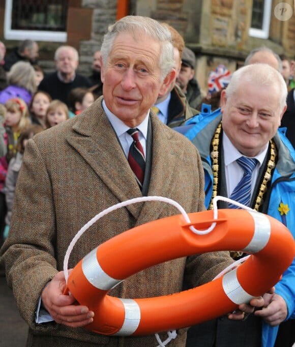 Le prince Charles a rendu visite aux victimes des inondations du cyclone "Storm Desmond" à Appleby-in-Westmorland le 21 décembre 2015