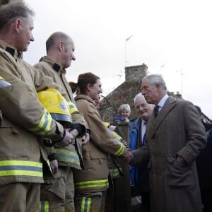 Le prince Charles rend visite aux victimes des inondations à Carlisle le 21 décembre 2015.