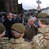 Le prince Charles rend visite aux victimes des inondations à Carlisle le 21 décembre 2015.