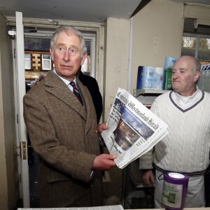 Le prince Charles rend visite aux victimes des inondations à Carlisle le 21 décembre 2015.