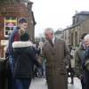 Le prince Charles rend visite aux victimes des inondations à Carlisle le 21 décembre 2015.