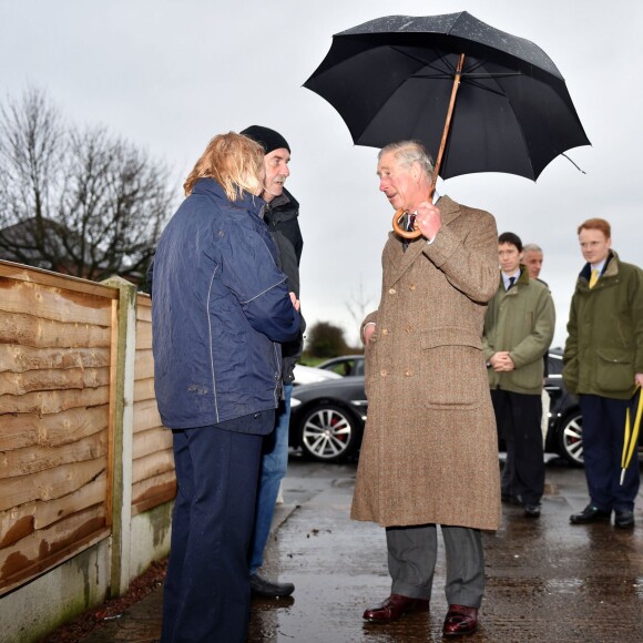 Le prince Charles rend visite aux victimes des inondations à Carlisle le 21 décembre 2015.