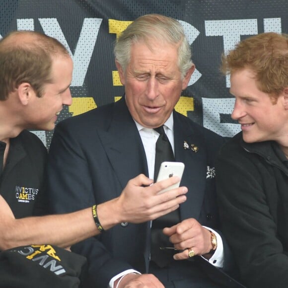 Le prince Charles et ses fils les princes Harry et William assistent aux Invictus Games 2014 à Londres, le 11 septembre 2014.