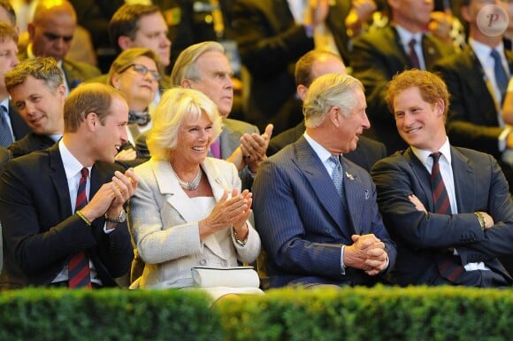 Le prince Harry, entouré du prince William, du prince Charles et de Camilla Parker Bowles, lors de la cérémonie d'ouverture des Invictus Games au stade olympique de Londres le 10 septembre 2014