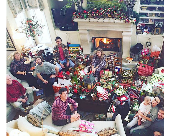 Armie Hammer et sa femme Elizabeth Chambers ainsi que leur fille Harper fêtent Noël en famille / photo postée sur Instagram, à la fin du mois de décembre 2015.
