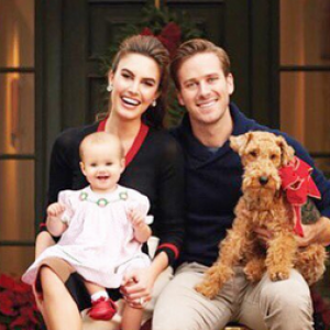 Armie Hammer et sa femme Elizabeth Chambers ainsi que leur fille Harper présentent leur première carte de voeux de Noël / photo postée sur Instagram, à la fin du mois de décembre 2015.