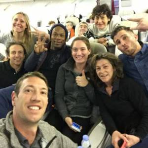 Les huit champions de Dropped - photo prise par Alain Bernard dans l'avion qui menait les participants en Argentine pour le tournage de l'émission de TF1 et publiée sur les réseaux sociaux