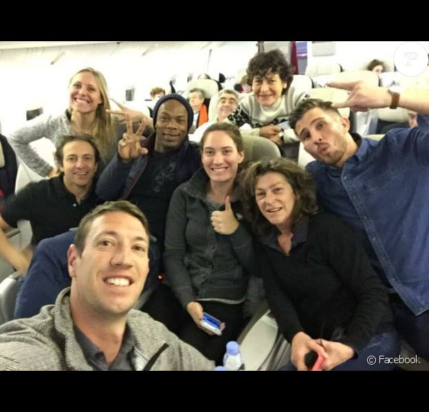 Les huit champions de Dropped - photo prise par Alain Bernard dans l'avion qui menait les participants en Argentine pour le tournage de l'émission de TF1 et publiée sur les réseaux sociaux