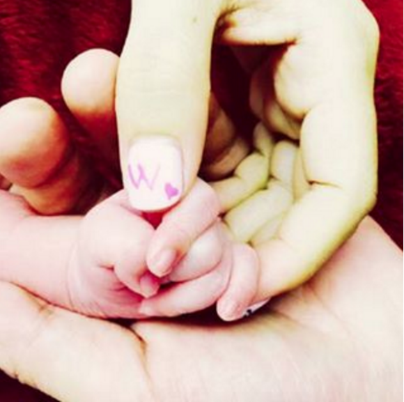 Les mains de Zhang Ziyi, Wang Fend et de leur fille, née le 27 décembre 2015