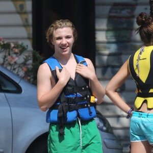 Lourdes Leon et son frère Rocco Ritchie, les enfants de Madonna, font du jet-ski pendant leurs vacances dans le sud de la France avec des amis, le 4 août 2014.