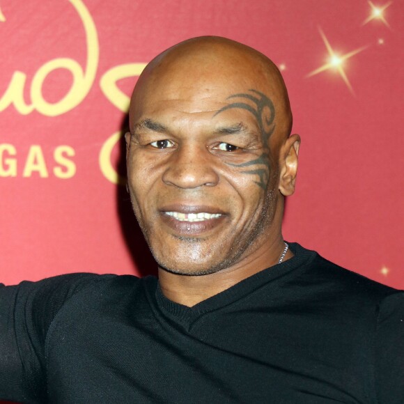 Mike Tyson présente sa statue de cire au musée Madame Tussauds à Las Vegas, le 1er novembre 2015