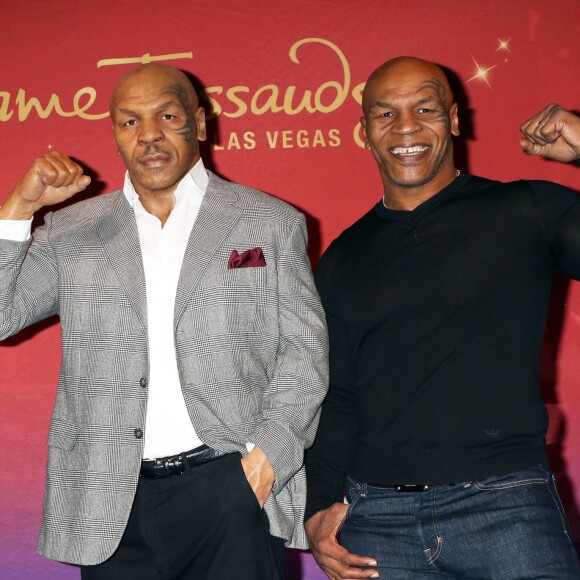Mike Tyson présente sa statue de cire au musée Madame Tussauds à Las Vegas, le 1er novembre 2015