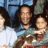 Phylicia Rashad, Malcom-Jamal Warner, Tempest Bledsoe, Sabrina Lebeauf, et Bill Cosby en 1990 à Los Angeles, sur le plateau du Cosby Show