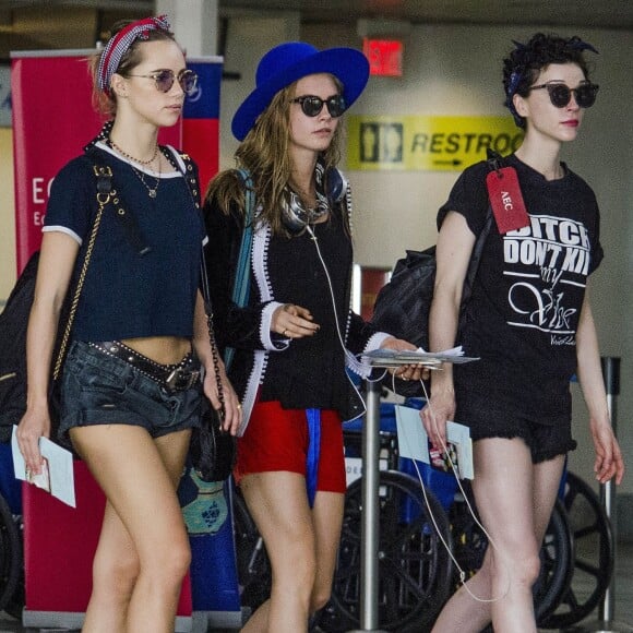 Cara Delevingne ,St Vincent et Suki Waterhouse à l'aéroport de la Barbade, le 30 décembre 2015