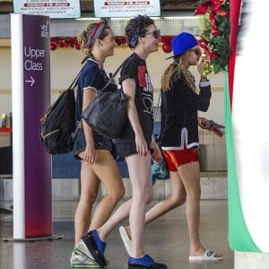 Cara Delevingne ,St Vincent et Suki Waterhouse à l'aéroport de la Barbade, le 30 décembre 2015