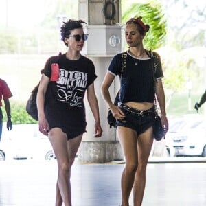 Cara Delevingne ,St Vincent et Suki Waterhouse à l'aéroport de la Barbade, le 30 décembre 2015