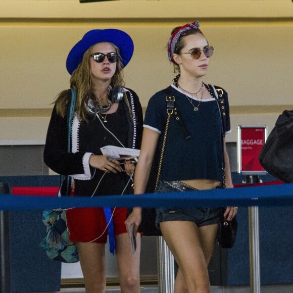 Cara Delevingne et Suki Waterhouse à l'aéroport de la Barbade, le 30 décembre 2015