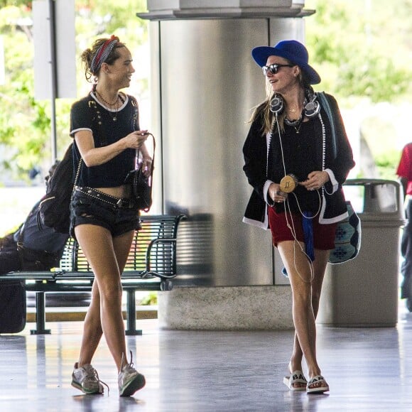 Cara Delevingne ,St Vincent et Suki Waterhouse à l'aéroport de la Barbade, le 30 décembre 2015