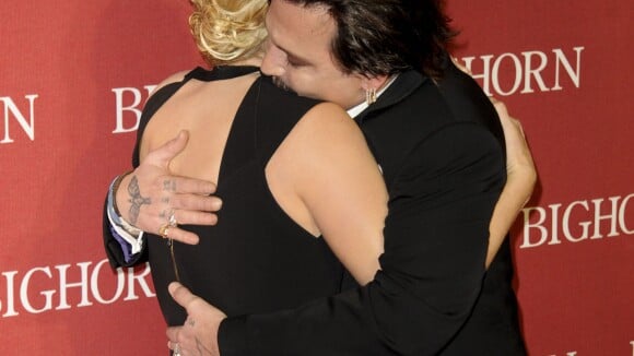 Kate Winslet dans les bras de Johnny Depp, non loin de son épouse Amber Heard