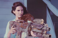 Lana Del Rey a tourné son clip "High By The Beach" dans sa maison de Malibu. Août 2015.
