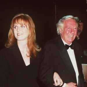 Robert Stigwood et Sarah Ferguson lors de la première du film Evita, à Londres, le 20 décembre 1996