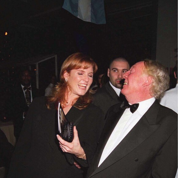 Robert Stigwood et Sarah Ferguson lors de la première du film Evita, à Londres, le 20 décembre 1996