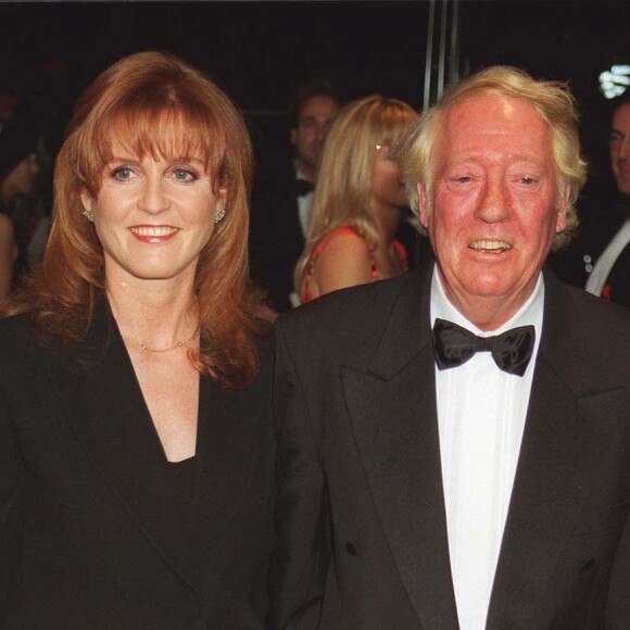 Robert Stigwood et Sarah Ferguson lors de la première du film Evita, à Londres, le 20 décembre 1996