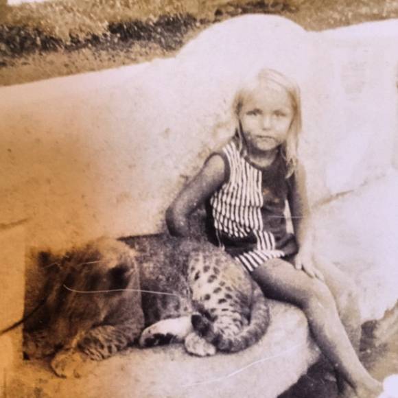 Valérie Damidot dévoile des photos de son enfance. Une petite fille déjà sauvage !