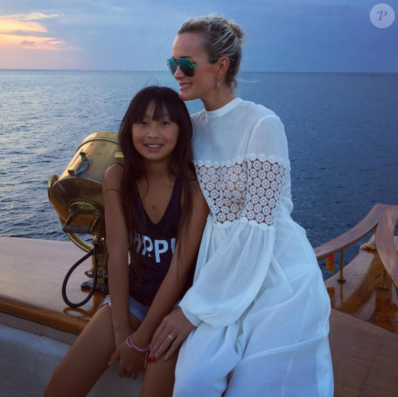 Laeticia Hallyday pose avec Jade en Thaïlande, janvier 2016.