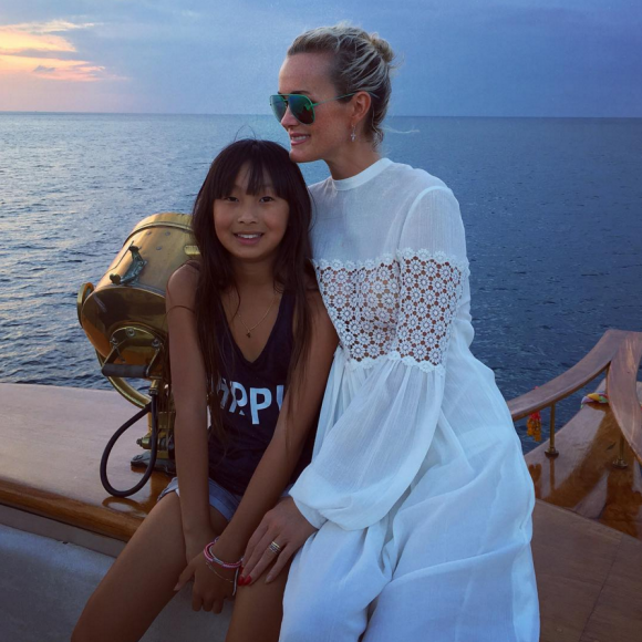 Laeticia Hallyday pose avec Jade en Thaïlande, janvier 2016.