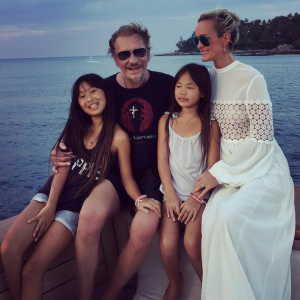 Johnny et Laeticia Hallyday posent avec leurs filles, Jade et Joy, en Thaïlande, janvier 2016.