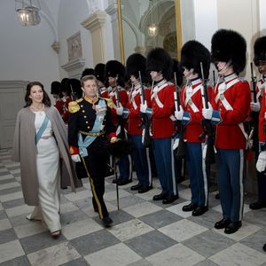 La princesse Mary et le prince Frederik de Danemark au palais de Christiansborg le 5 janvier 2016 avec la reine Margrethe II lors de la réception du Nouvel An du corps diplomatique.