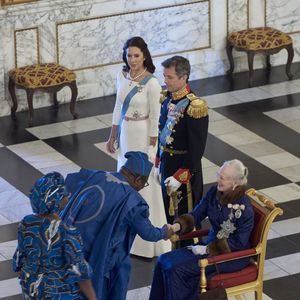 La princesse Mary et le prince Frederik de Danemark au palais de Christiansborg le 5 janvier 2016 avec la reine Margrethe II lors de la réception du Nouvel An du corps diplomatique.